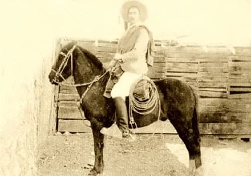 Huaso posa junto a su caballo, Marchigüe