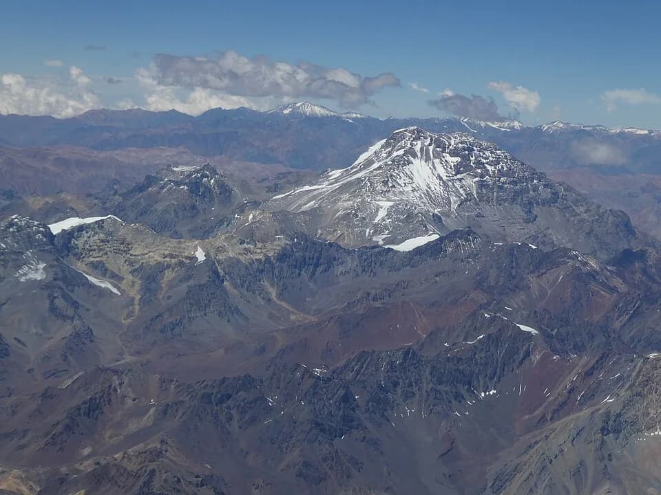 2. El Aconcagua nevado desde un avión. Cordillera de los Andes. Argentina