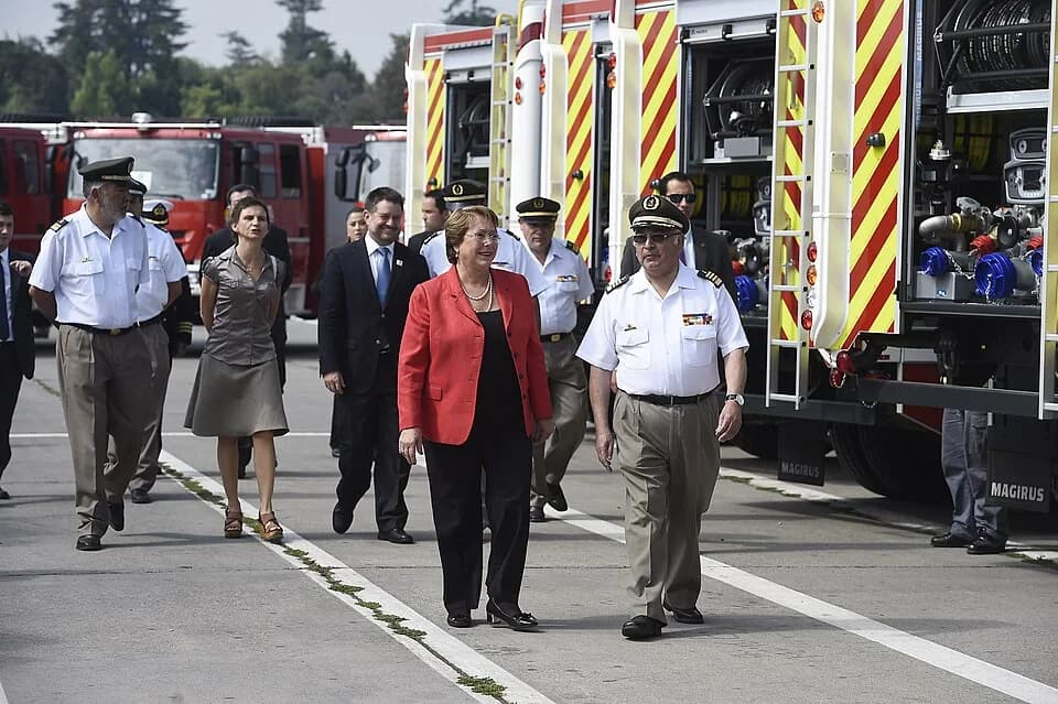 Mandataria participa en ceremonia de entrega de 55 nuevos carros para Bomberos de Chile (24702235881)