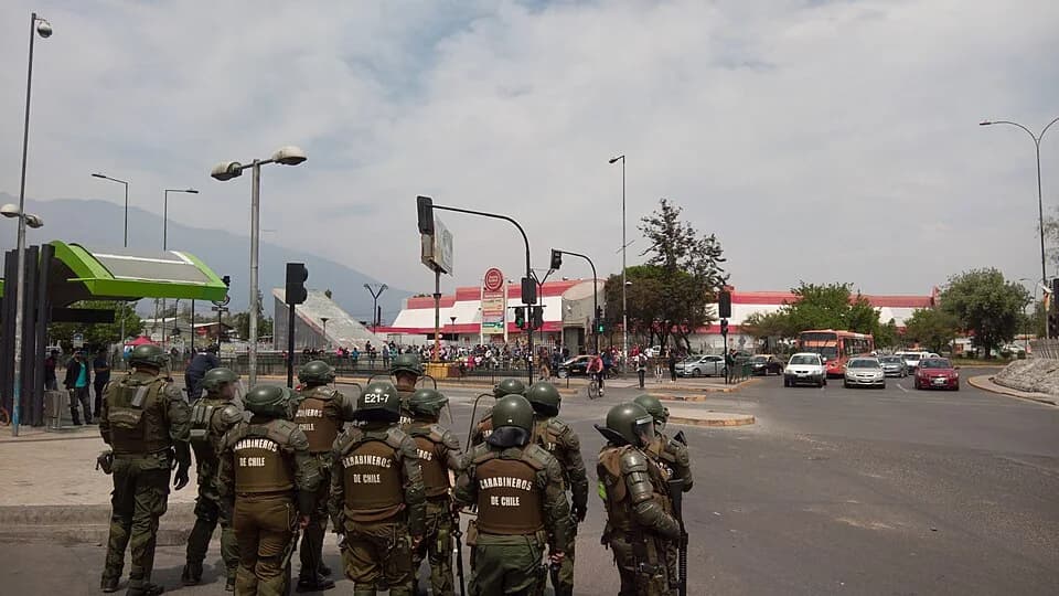 Fuerzas Especiales de Carabineros vigilando protesta en la rotonda Grecia (Santiago de Chile), 2019.10.19