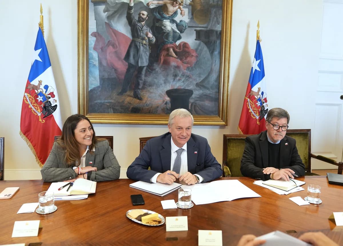 S.E. el Presidente de la República, José Antonio Kast, sostiene reunión de trabajo con la ministra de Salud, May Chomali y los subsecretarios de la cartera.