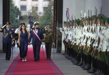 S.E. el Presidente de la República, Gabriel Boric Font, llega al Palacio de La Moneda y recibe honores de la Guardia de Palacio