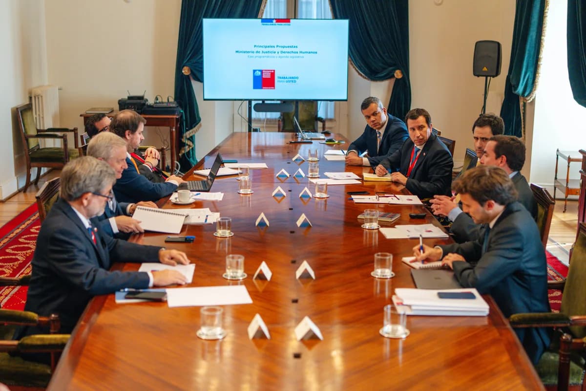 S.E. el Presidente de la República, José Antonio Kast, sostiene reunión de trabajo con el ministro de Justicia y Derechos Humanos, Fernando Rabat, y los subsecretarios de la cartera