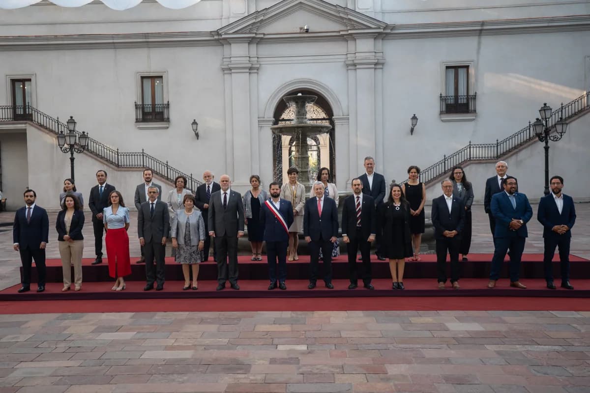 S.E. el Presidente de la República, Gabriel Boric Font, encabeza fotografía oficial con subsecretarias y subsecretarios de Estado, y posteriormente con ministras y ministros de Estado