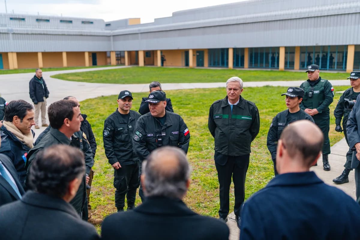 S.E. el Presidente de la República, José Antonio Kast, realiza visita inspectiva a cárcel de Talca, y monitorea en terreno traslado de líderes de bandas de crimen organizado y reos de alta peligrosidad