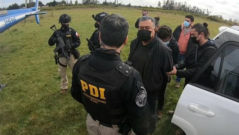Héctor Llaitul, condenado a 23 años, recibe medalla de Francia
