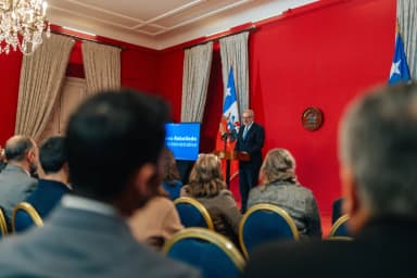 S.E. el Presidente de la República, José Antonio Kast, entrega reconocimiento por años de antigüedad a funcionarios de La Moneda