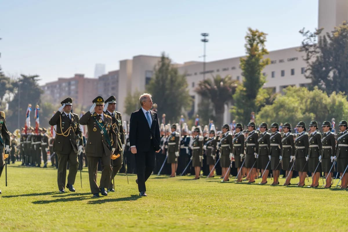 Kast asiste en Los Ángeles al funeral del sargento Jaime Urrea, baleado en Quilleco