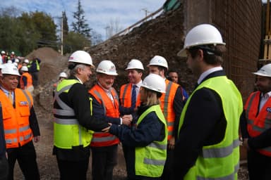 Presidente Kast, acompañado del biministro de Transportes, Telecomunicaciones y Obras Públicas, Louis de Grange, realiza visita inspectiva a las obras del tren Alameda-Melipilla